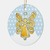 Gele kerstengel die speelt in het sneeuwOrnament Keramisch Ornament (Links)