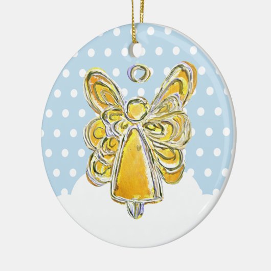 Gele kerstengel die speelt in het sneeuwOrnament Keramisch Ornament (Links)