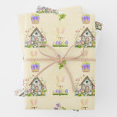 Gele konijnen thuis met paaseieren inpakpapier vel (In situ)