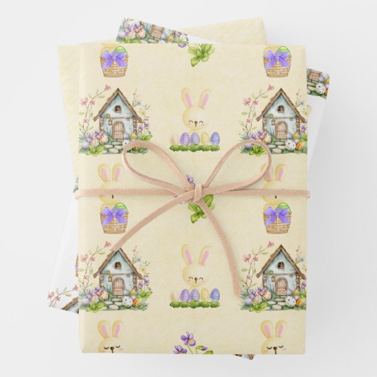 Gele konijnen thuis met paaseieren inpakpapier vel (In situ)