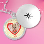 Gele koorts in mijn hart poot print huisdier foto locket ketting<br><div class="desc">Deze Furever In My Heart gedenknaam heeft een rood getextureerd hart geschetst in faux glitter op een pastelgele poot print achtergrond. Perfect voor kat of hondenliefhebbers. Voeg je eigen foto toe en werk de naam bij. Alle tekst kan worden aangepast.</div>