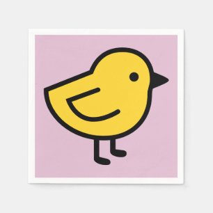 Gele kuiken vogel op een roze servet