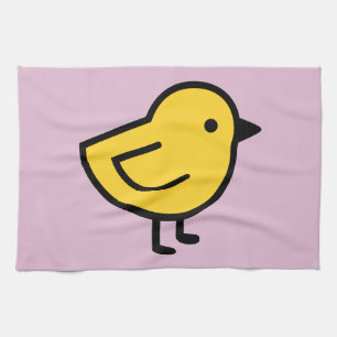 Gele kuiken vogel op een roze theedoek