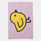 Gele kuiken vogel op een roze theedoek (Verticaal)