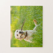 Gele labrador bespeelt zich op een stok legpuzzel (Verticaal)
