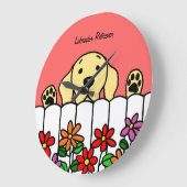 Gele labrador die je bloemen ziet grote klok (Hoek)