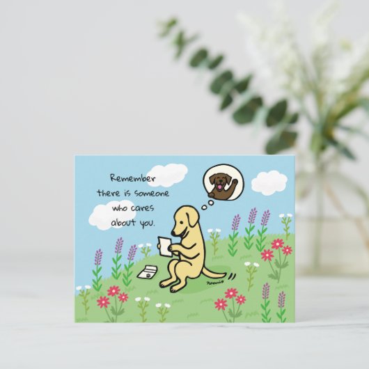 Gele labrador en brief Iemand geeft om Briefkaart (Staand voorkant)