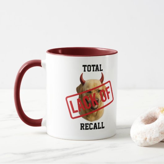Gele Labrador grappige 'Gebrek aan Geheugen' Mok (Met donut)