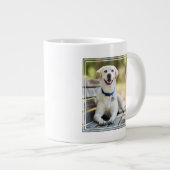 gele labrador introduceert op bank grote koffiekop (Voorkant rechts)