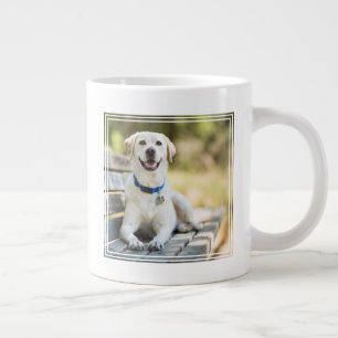 gele labrador introduceert op bank grote koffiekop