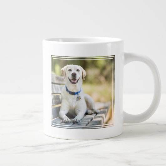 gele labrador introduceert op bank grote koffiekop (Rechts)