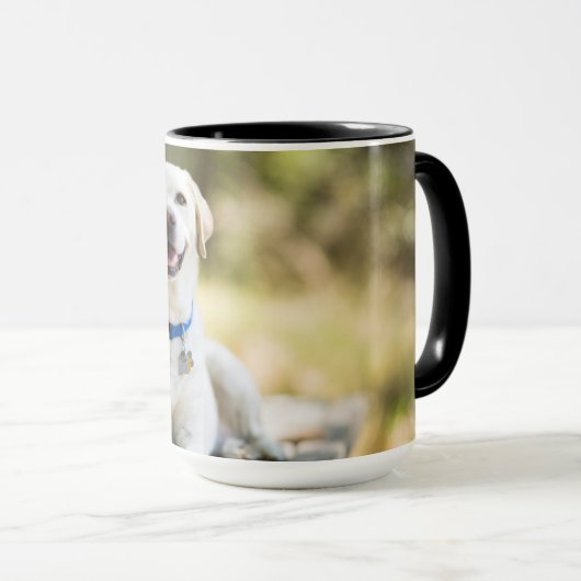 gele labrador introduceert op bank mok (Voorkant rechts)