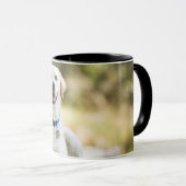 gele labrador introduceert op bank mok (Voorkant rechts)