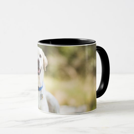 gele labrador introduceert op bank mok (Voorkant rechts)