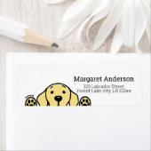 Gele labrador kijken naar uw retouradres etiket (Insitu)