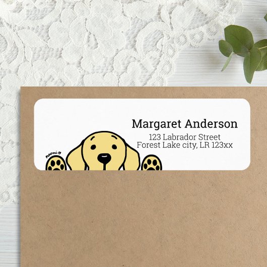 Gele labrador kijken naar uw retouradres etiket