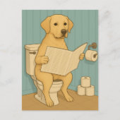 Gele labrador lezen krant op het toilet briefkaart (Voorkant)