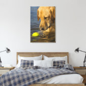 Gele labrador met tennisbal in het water canvas afdruk (Insitu (Slaapkamer))