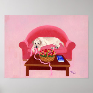 Gele labrador op het roze couchwerk poster
