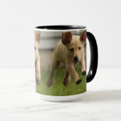 Gele labrador Puppies die lopen Mok (Voorkant rechts)