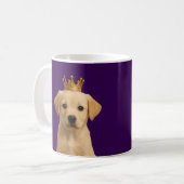 Gele Labrador Puppy in Gold Crown Schattige Koffiemok (Voorkant links)
