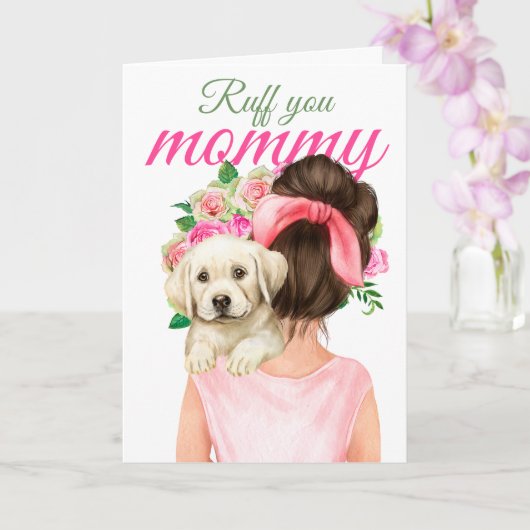 Gele labrador puppy met een vrouw die je moeder ru kaart (Orchidee)