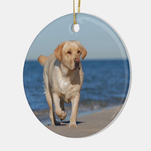 Gele labrador recovery op het strand keramisch ornament (Links)