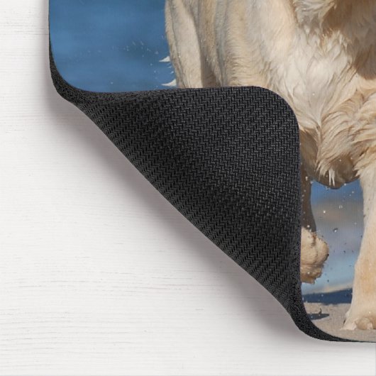 Gele labrador recovery op het strand muismat (Hoek)