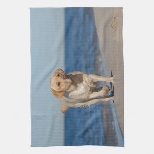 Gele labrador recovery op het strand theedoek (Verticaal)