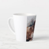 Gele labrador rekhondenhond die neerligt latte mok (Linkerhoek)