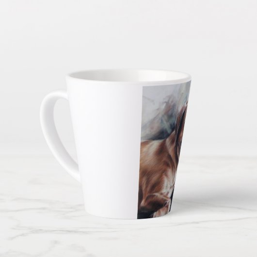 Gele labrador rekhondenhond die neerligt latte mok (Linkerhoek)