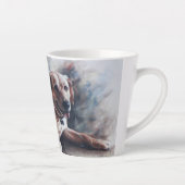 Gele labrador rekhondenhond die neerligt latte mok (Rechts)