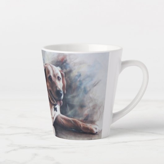 Gele labrador rekhondenhond die neerligt latte mok (Rechts)