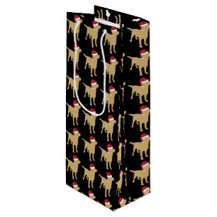 Gele labrador retriever in feestelijke rode kersth wijn cadeautas