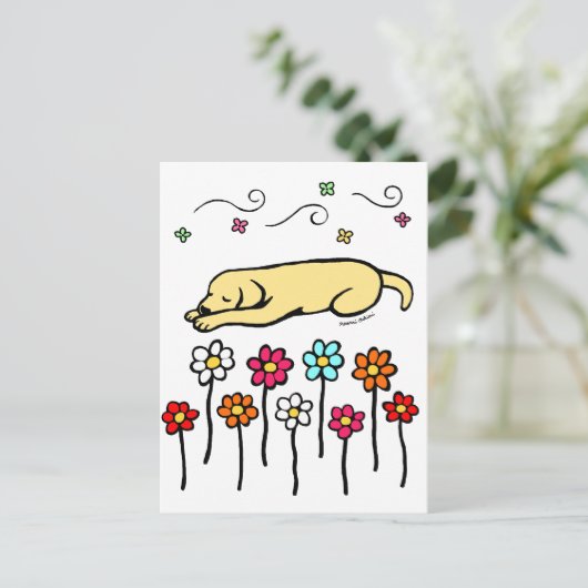 Gele labrador slaapstand in de tuin briefkaart (Staand voorkant)