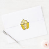 Gele lakens Cupcake, bevroren en bedrukt Ronde Sticker (Envelop)