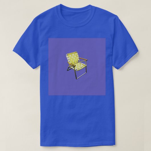 Gele Lawnchair in een veld van Violet Blue T-shirt (Design voorkant)