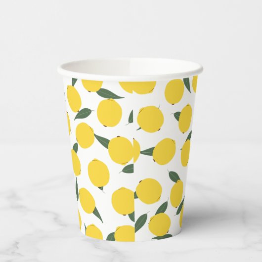 Gele leemons en groene bladeren papieren bekers (Links)