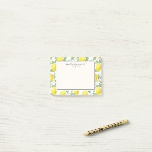 Gele leemons met groen lederen patroon post-it® notes (Op bureau)