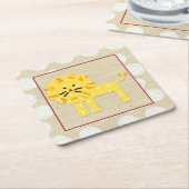 Gele leeuw met witte pooldots kartonnen onderzetters (Schuin)