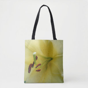 Gele lelie bloemblaadjes close-up tote bag