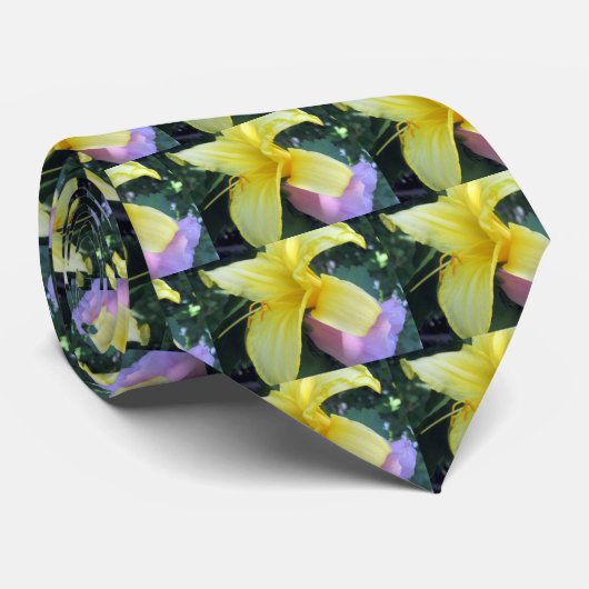 Gele lelie stropdas (Opgerold)