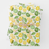 Gele lemmetjes en lemmetjes aan de wijn inpakpapier vel (In situ)