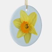 Gele lentesaffodil op Bleek blauw Keramisch Ornament (Rechts)