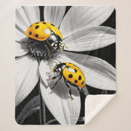 Gele lieveheersbeestje op zwarte witte bloem sherpa deken