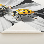 Gele lieveheersbeestje op zwarte witte bloem sherpa deken (3/4)