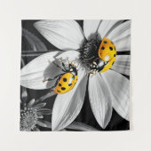 Gele lieveheersbeestje op zwarte witte bloem wandkleed (Voorkant (horizontaal))