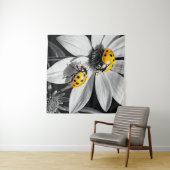 Gele lieveheersbeestje op zwarte witte bloem wandkleed (In Situ (horizontaal))