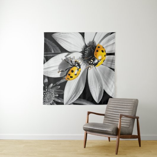 Gele lieveheersbeestje op zwarte witte bloem wandkleed (In Situ (horizontaal))