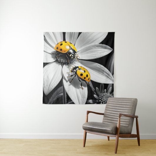 Gele lieveheersbeestje op zwarte witte bloem wandkleed (In situ)